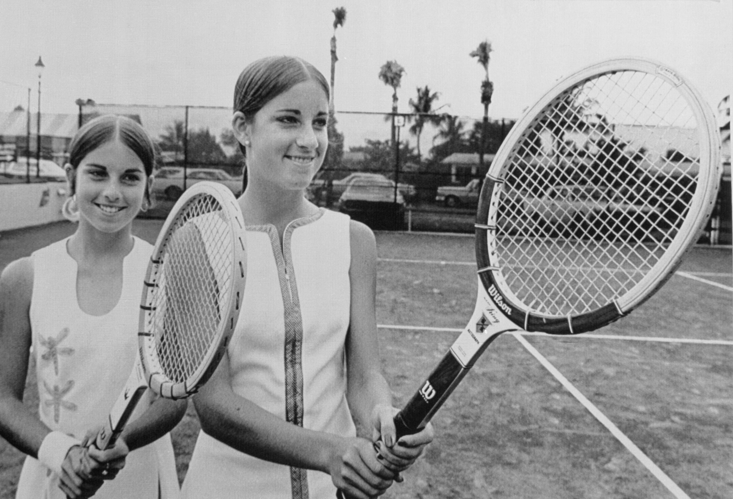 Jeanne Evert, izquierda, y Chrissy practican en Florida en 1972, a los 14 y 16 años