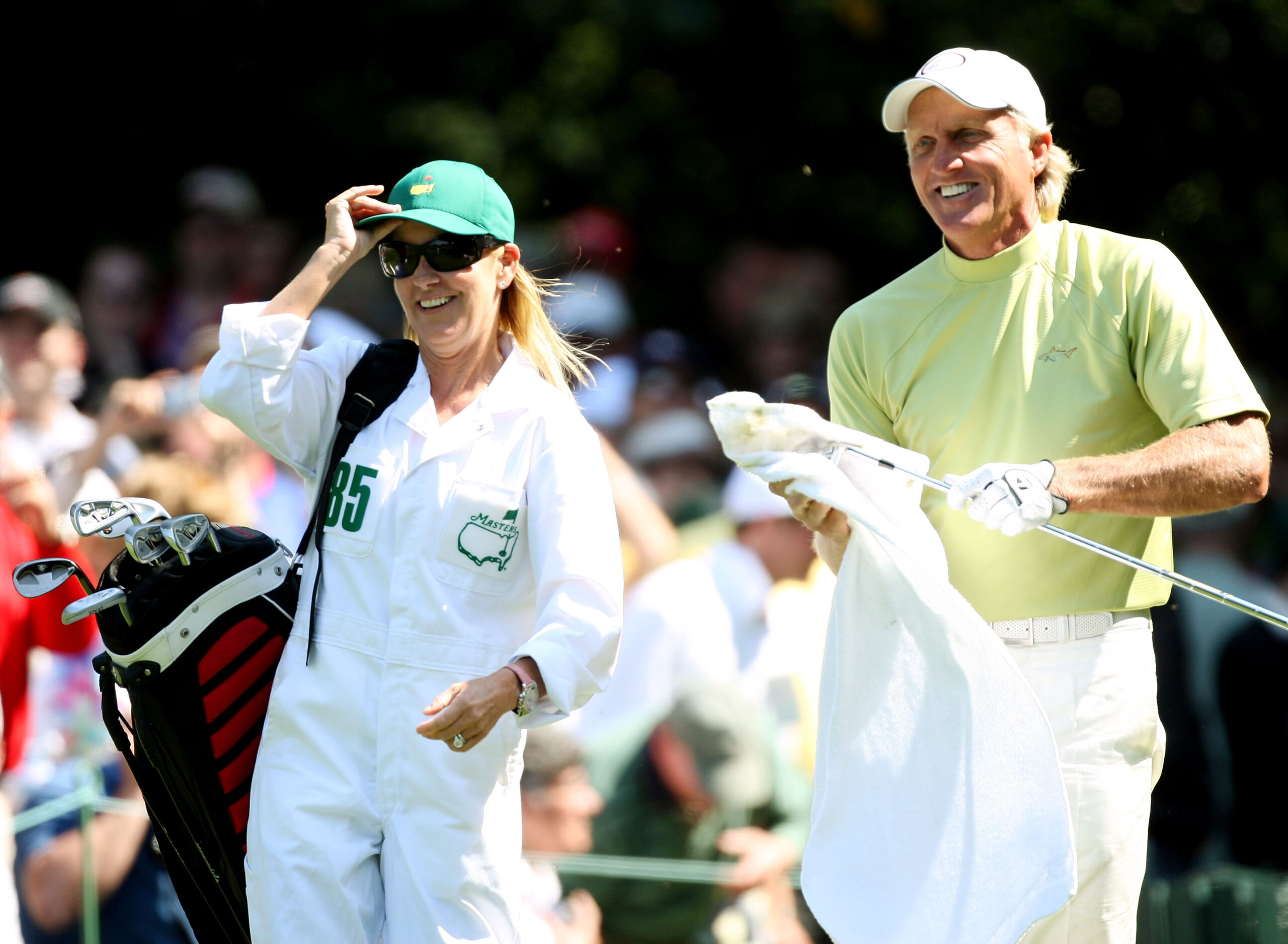 Evert juega de caddie para Greg Norman en 2009, durante su breve matrimonio