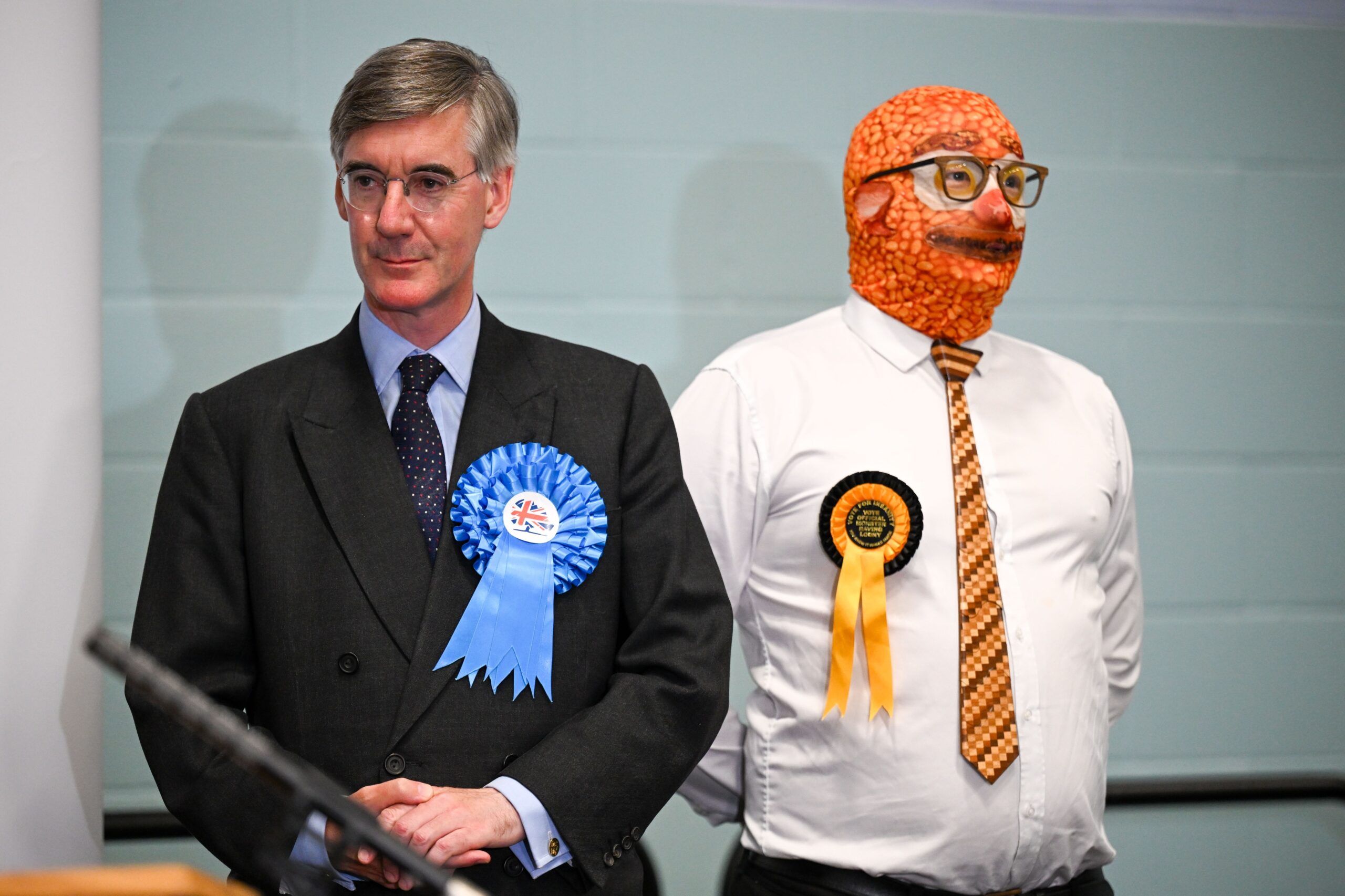 ¿Concurso de subtítulos? Sir Jacob Rees-Mogg perdió su escaño en presencia de Barmy Brunch del Monster Raving Loony Party