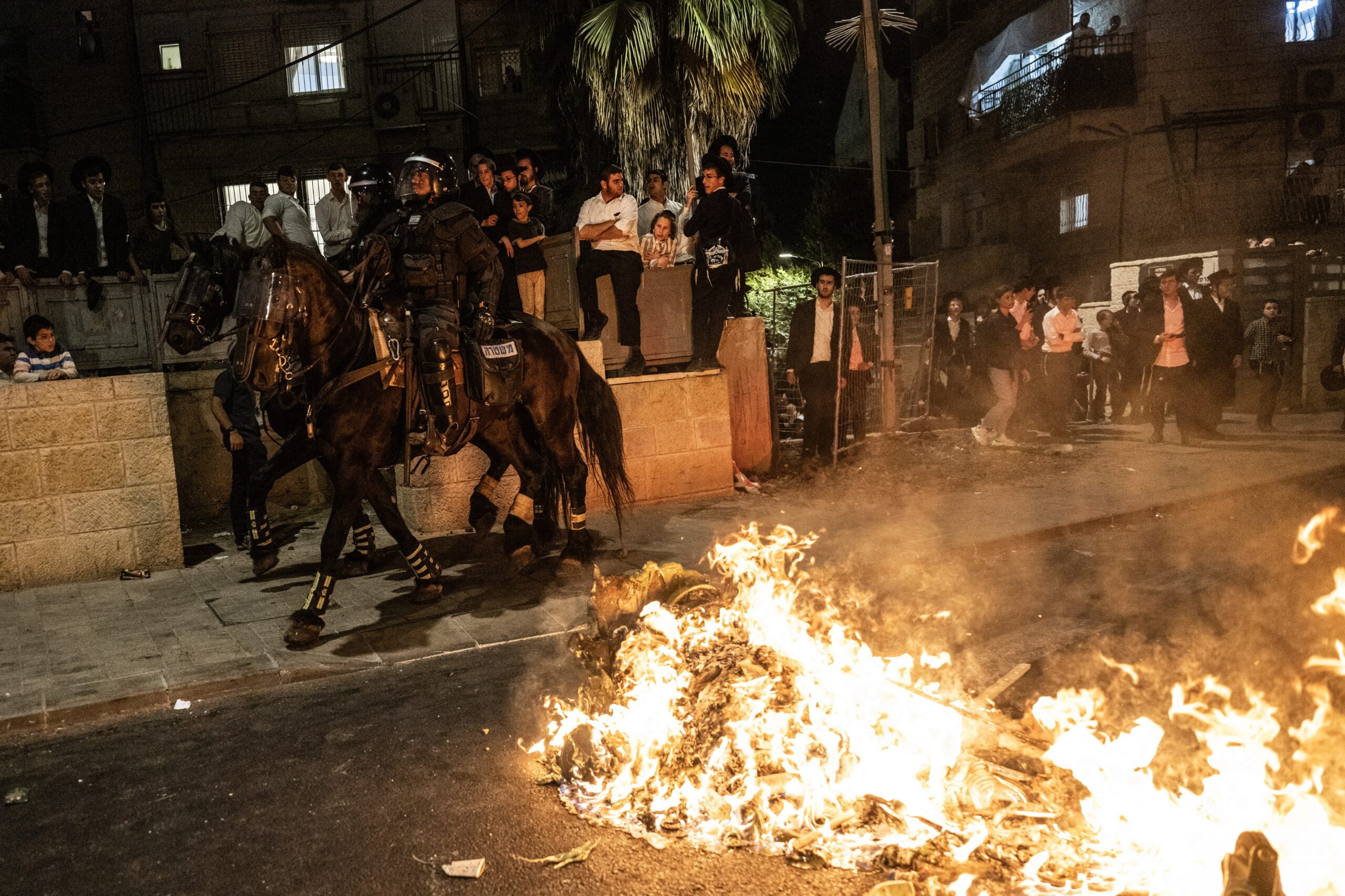 Una protesta masiva se volvió violenta después de que el tribunal supremo de Israel dictaminara que el ejército debe comenzar a reclutar a los judíos ultraortodoxos, conocidos en Israel como los Haredim