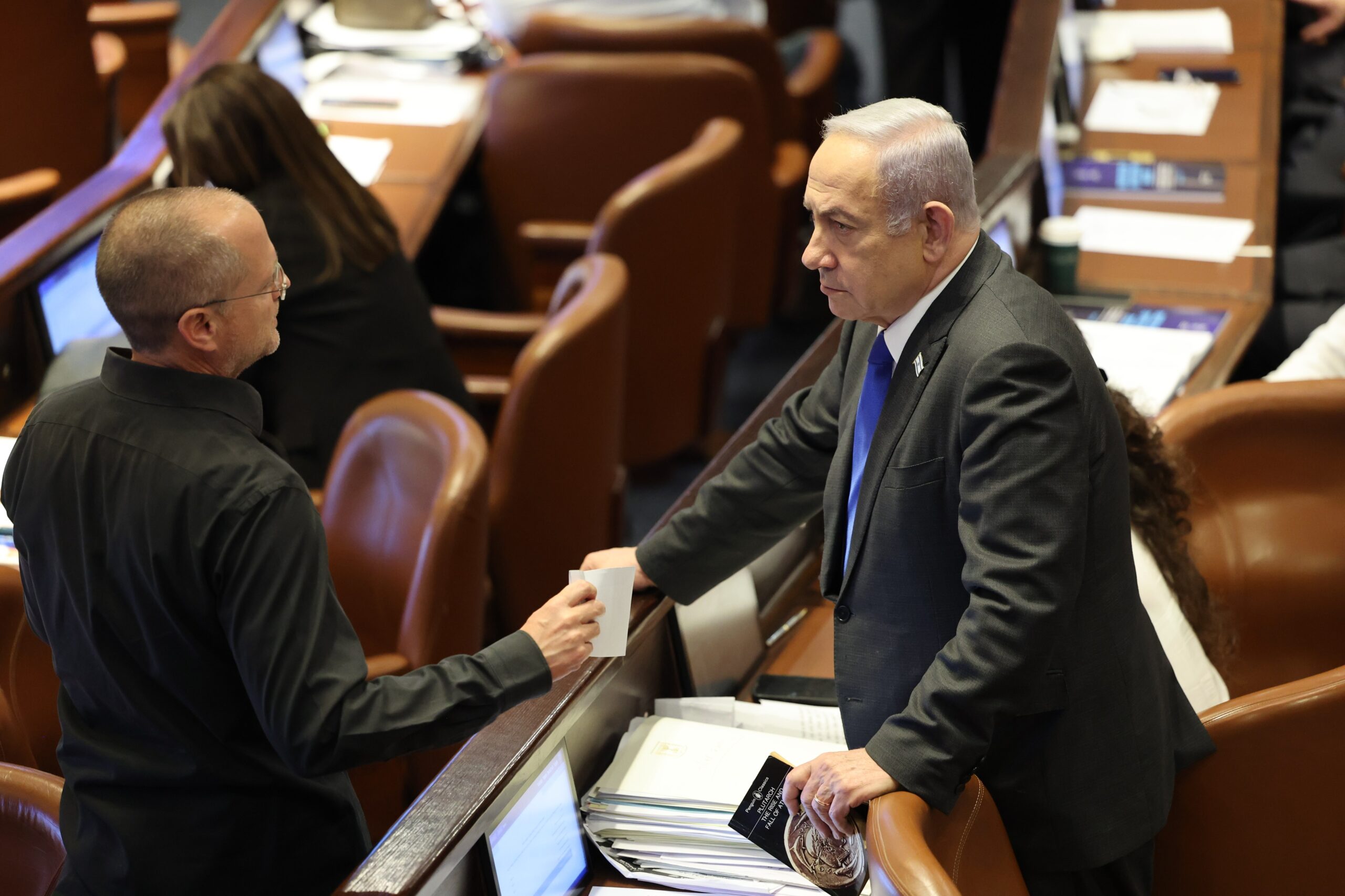 Binyamin Netanyahu asiste a la votación del pleno de la Knesset sobre el reclutamiento ultraortodoxo al servicio militar el 10 de junio