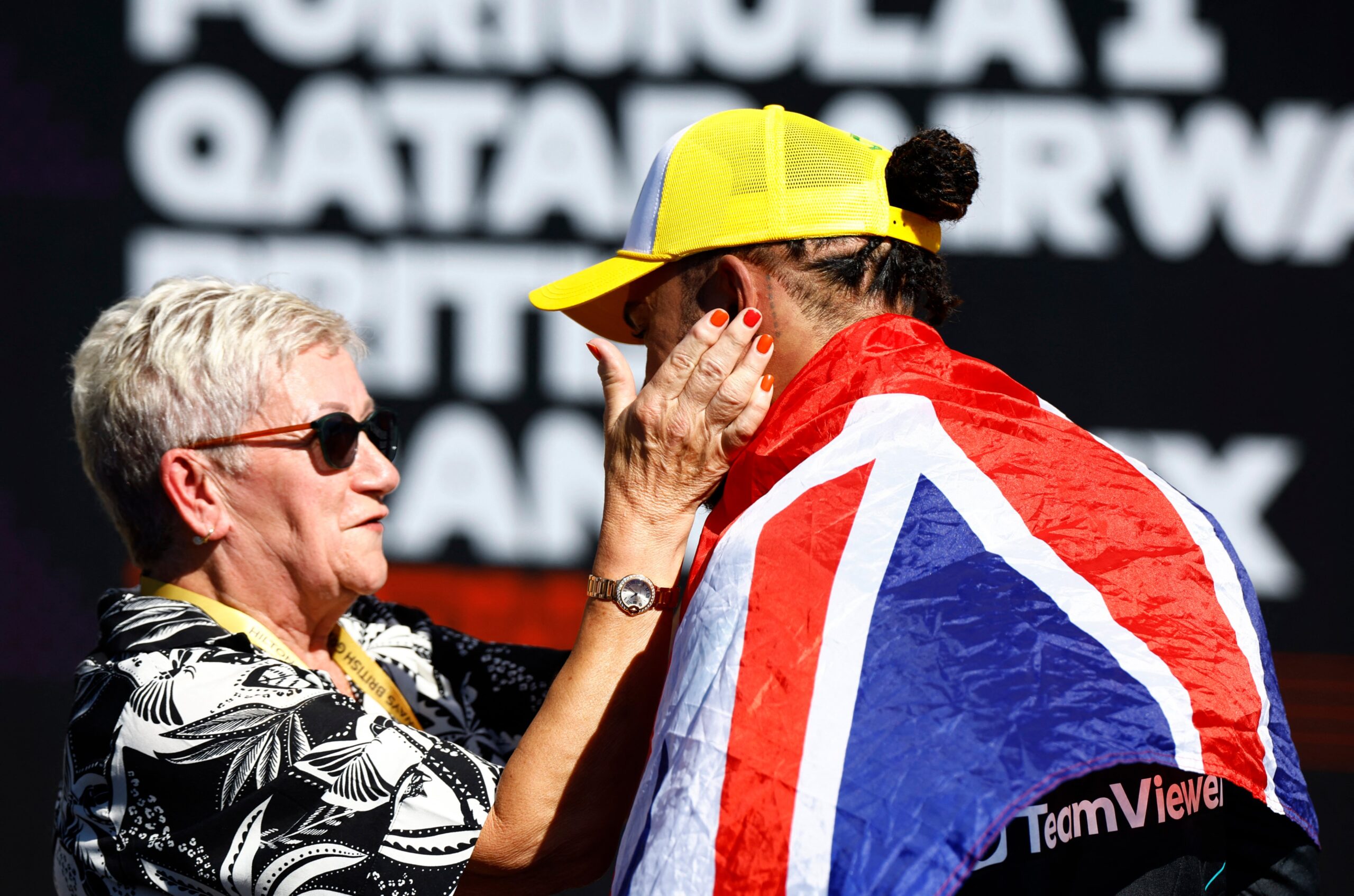 Hamilton abraza a su madre durante las celebraciones emocionales