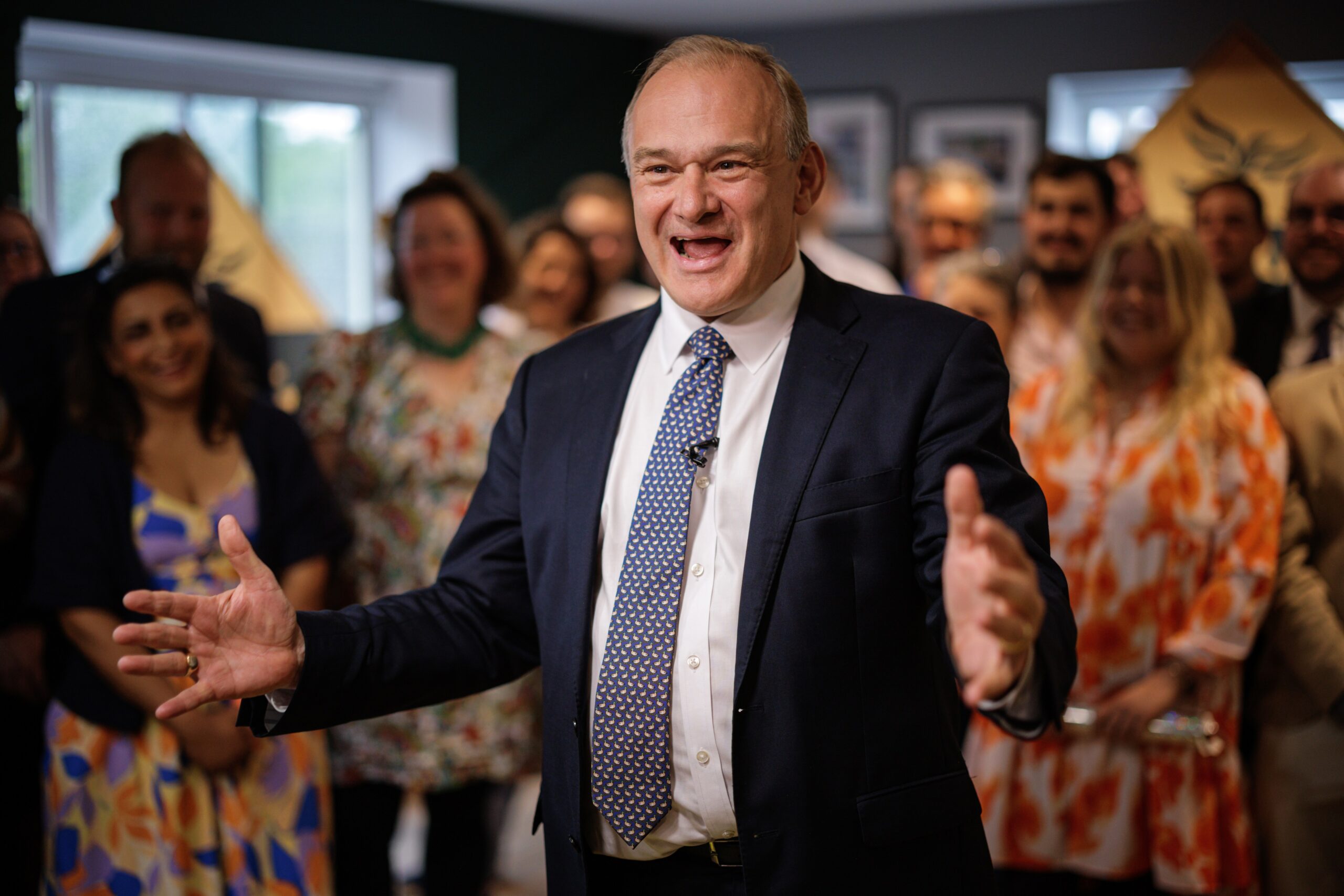 Sir Ed Davey, el líder de los Liberal Demócratas, celebra el éxito récord de su partido en las elecciones generales