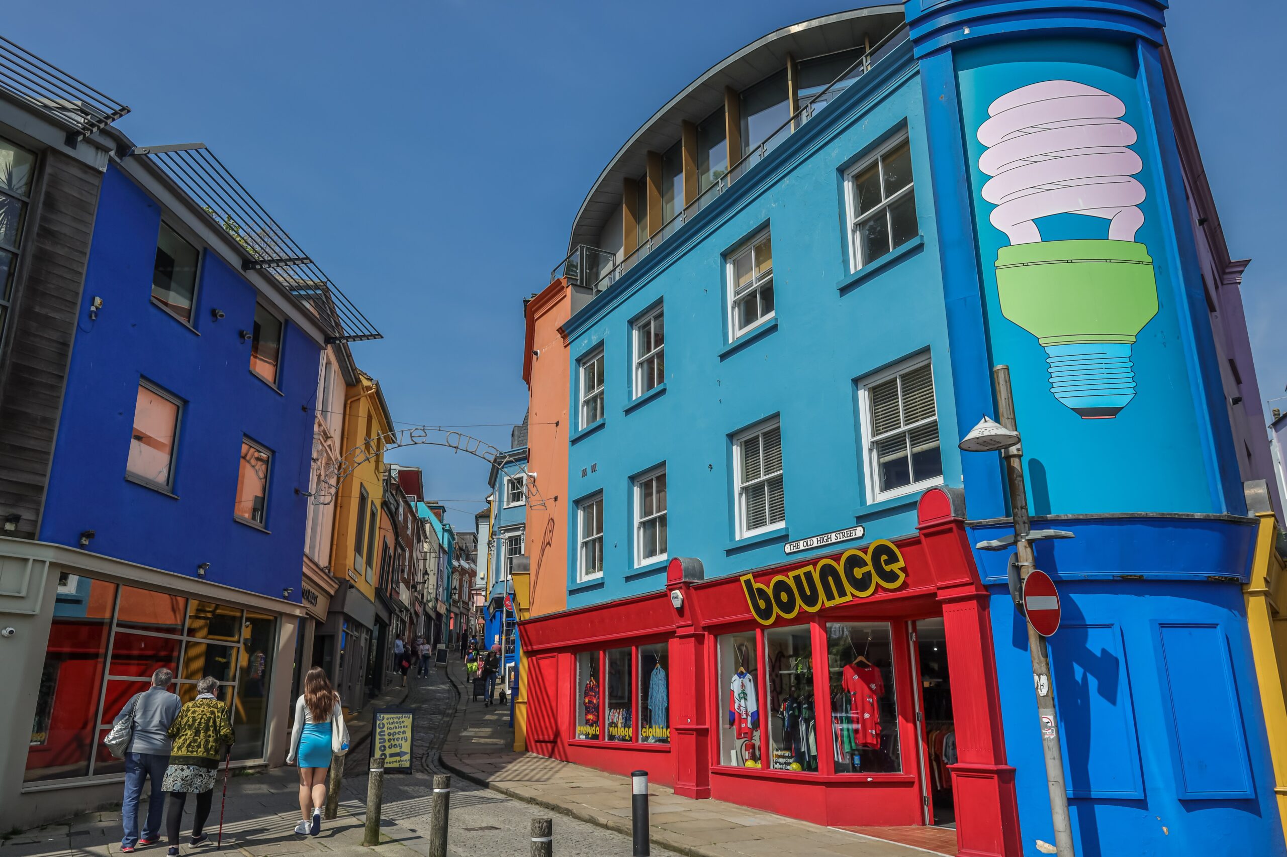 La colorida Old High Street de Folkestone