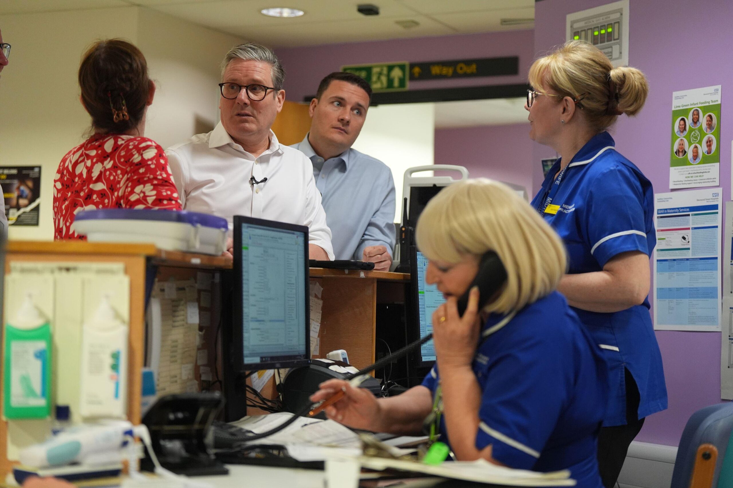 Sir Keir Starmer y su nuevo secretario de salud, Wes Streeting, han prometido acciones urgentes para mejorar la atención del NHS